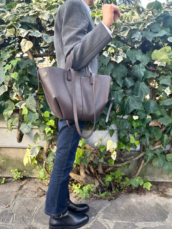 96a10e6b736234953fa1a8803bb5b18e676b3fc5b71d7e53b34f0a80a829df45.jpg Classic Brown Italian Leather Pebbled Tote