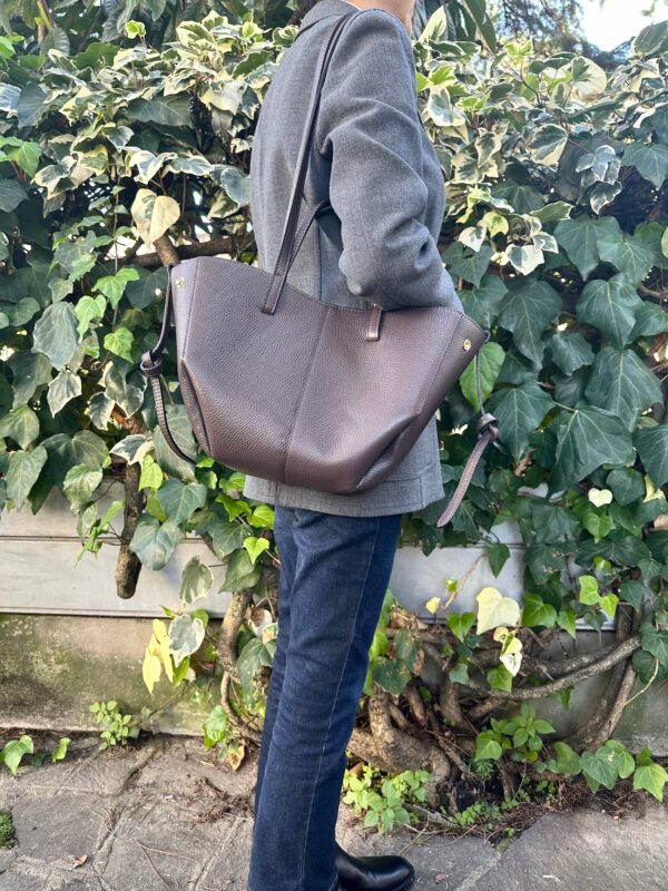 dc62ab46d9380d45c150d74c0ce6c01630e6cee64cb8734fb6473fafbd24626f.jpg Classic Brown Italian Leather Pebbled Tote